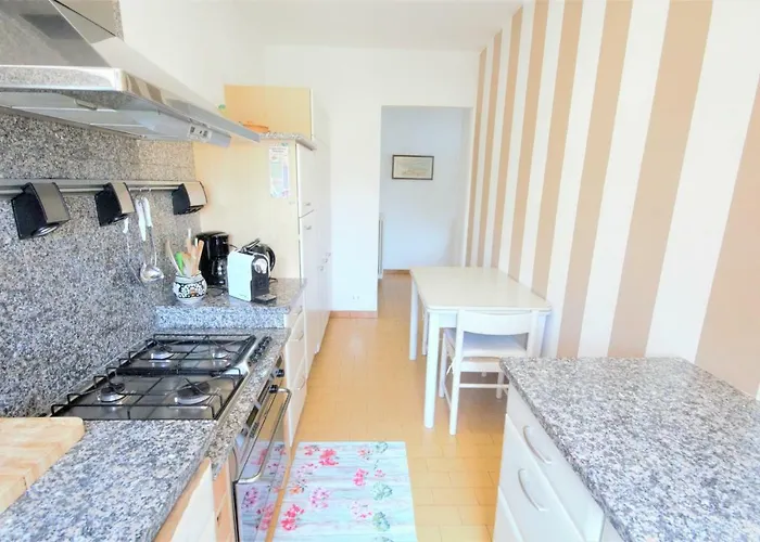 White House * Cremia